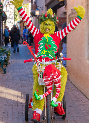 Grinch in a widened alley scene
