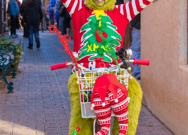 Grinch in a widened alley scene